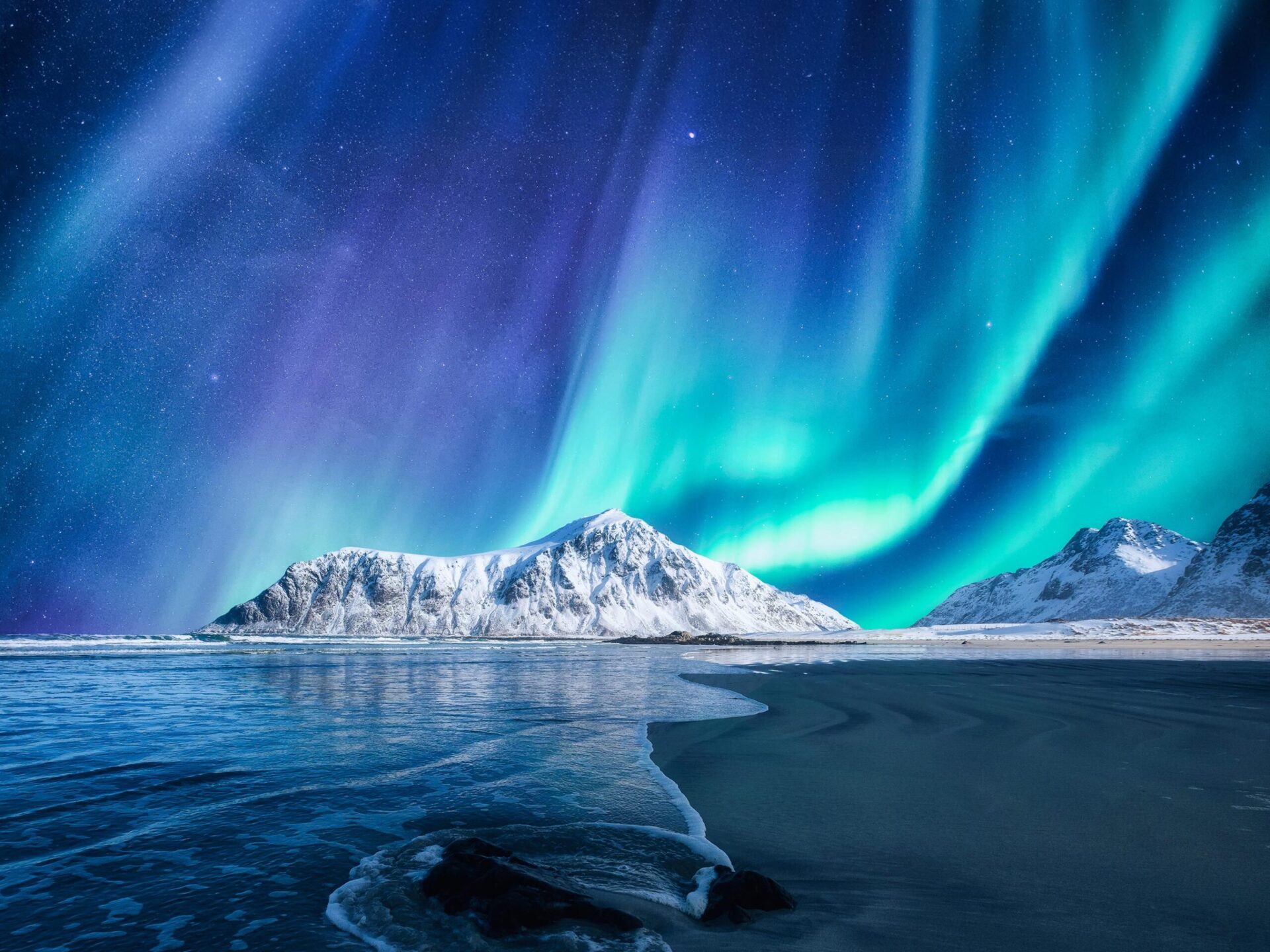 Aurora boreale. Paesaggio invernale