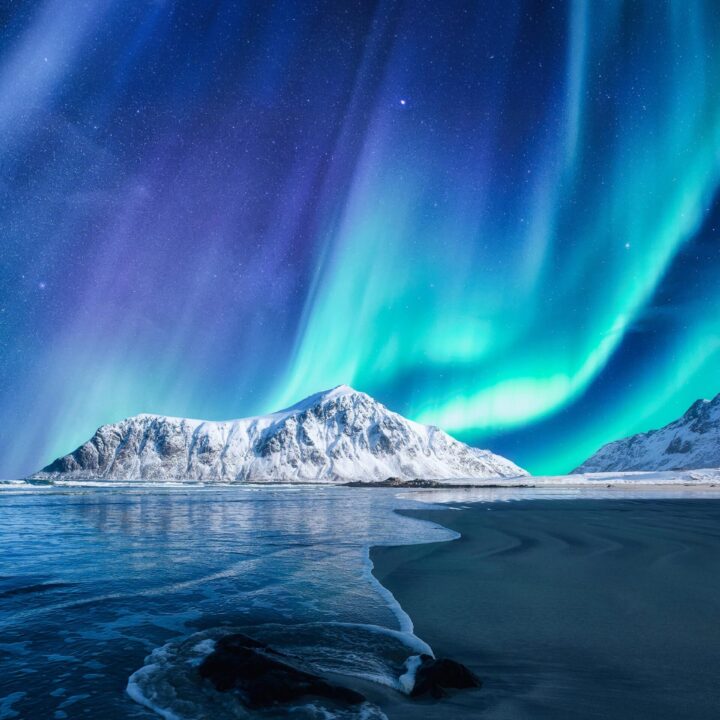 Aurora boreale. Paesaggio invernale