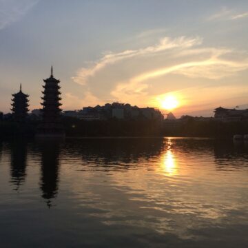 Guilin, tramonto sulle torri gemelle