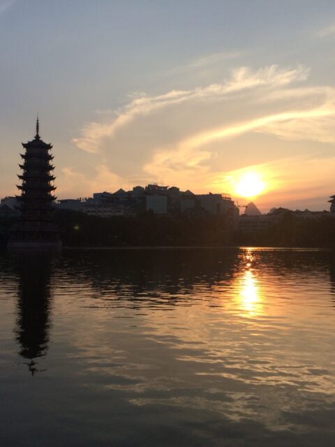 Guilin, tramonto sulle torri gemelle